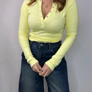 MAGLIA SCOLLO CON BOTTONI