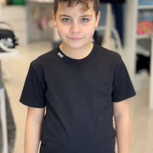 NEVER TOO - T-shirt nera con logo sul collo bambino