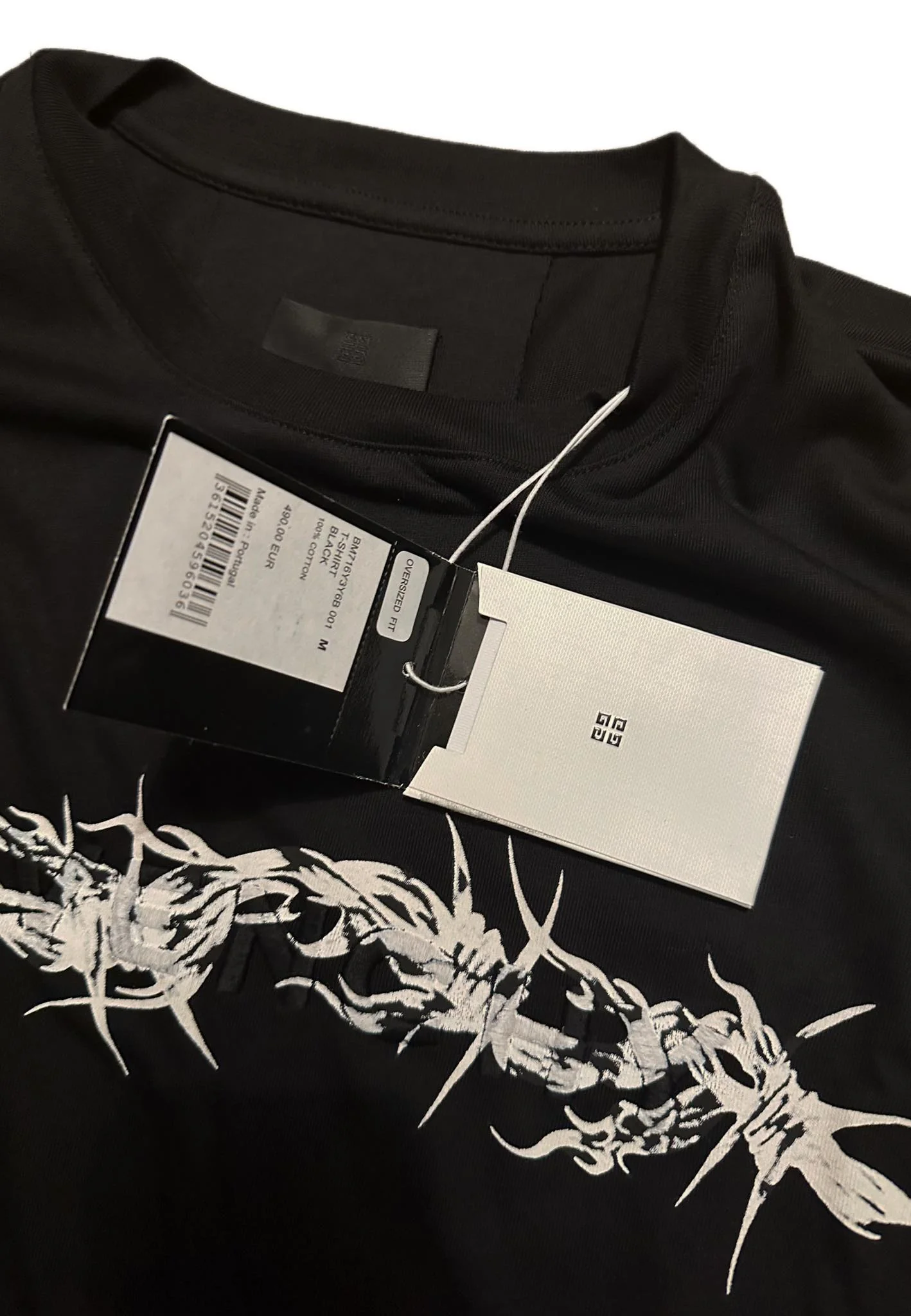 T-shirt GIVENCHY logo ricamato Barbed oversized fit nera - immagine 5