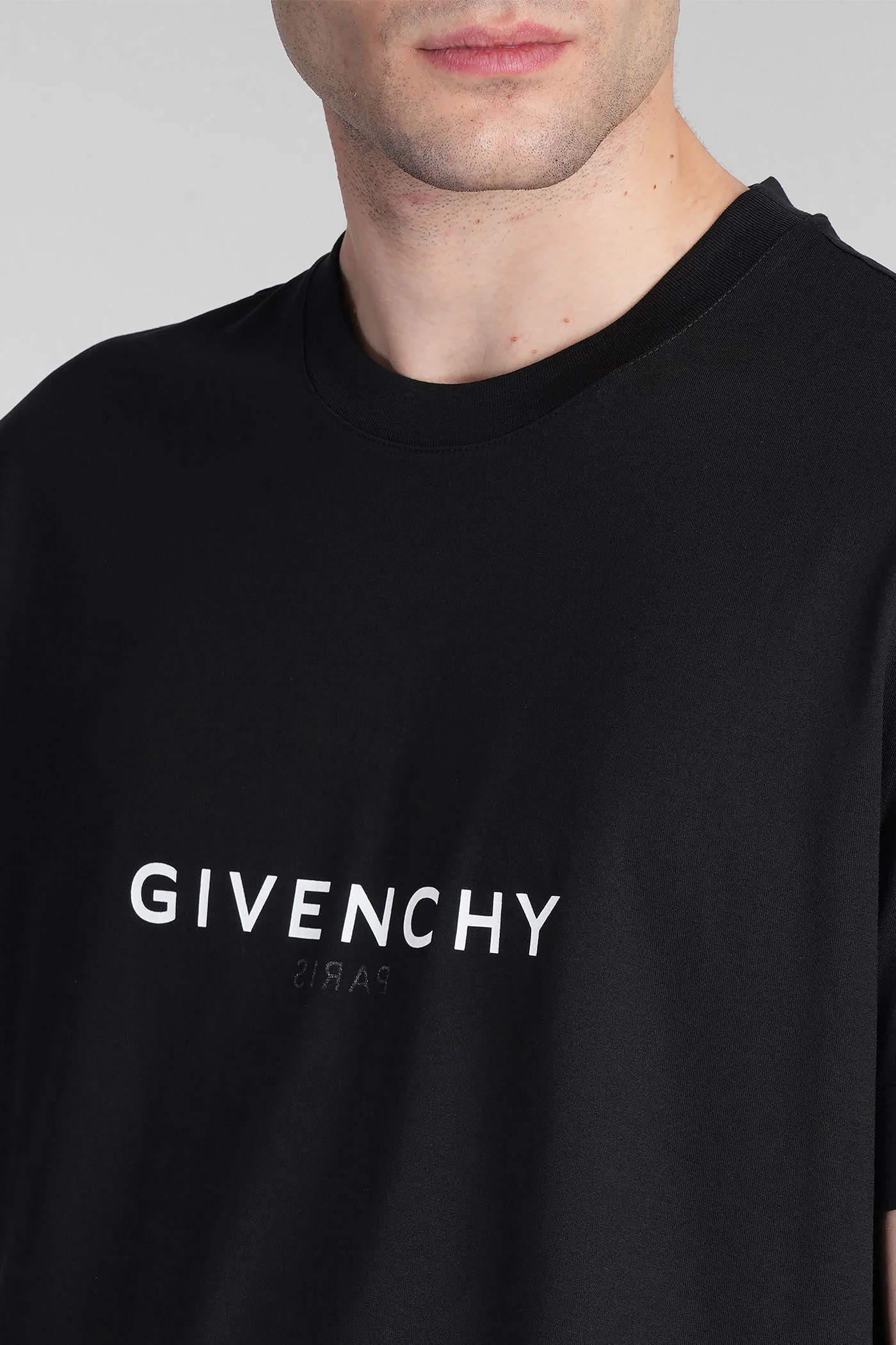 T-shirt GIVENCHY logo reverse oversize nera - immagine 4