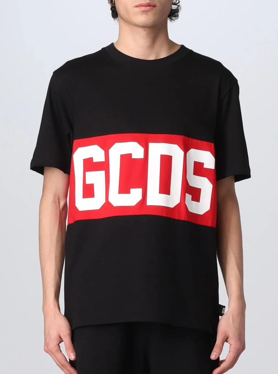 T-shirt GCDS con banda logo rosso nera - immagine 2
