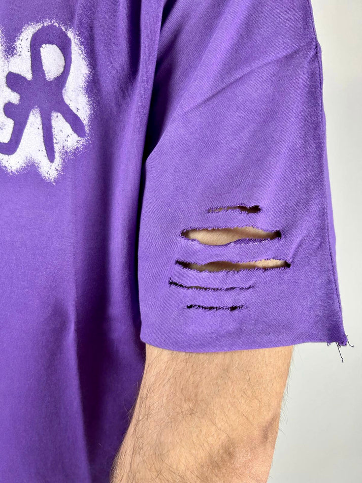 T-shirt DISCLAIMER scratch con strappi capo in tinto viola - immagine 4