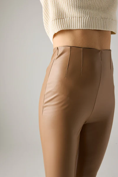 Pantaloni termici effetto pelle colore cammello - immagine 3