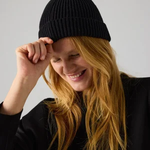 Cappello nero con dettaglio pompon