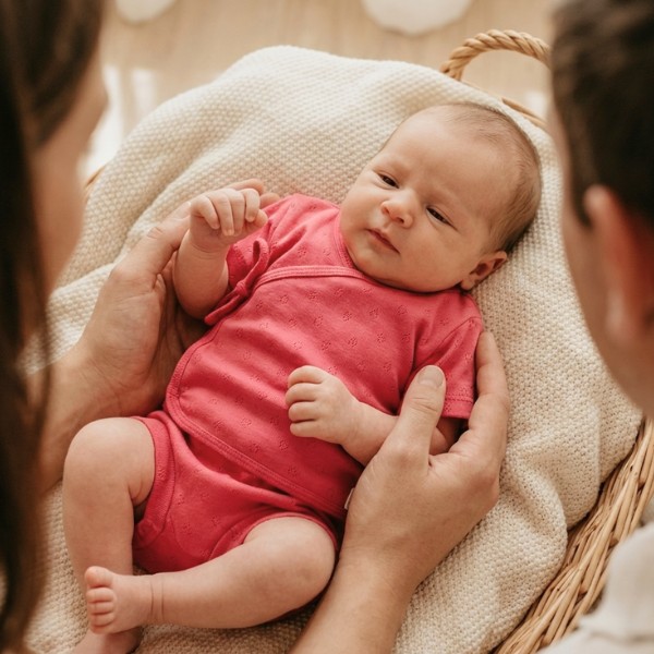 Completo 100% cotone traforato con cuori camicina incrociata con copripannolino neonato fucsia - immagine 2