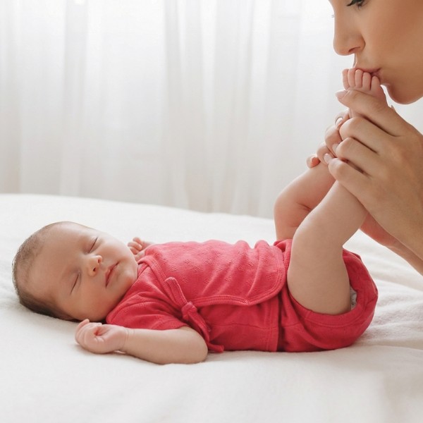 Completo 100% cotone traforato con cuori camicina incrociata con copripannolino neonato fucsia - immagine 3