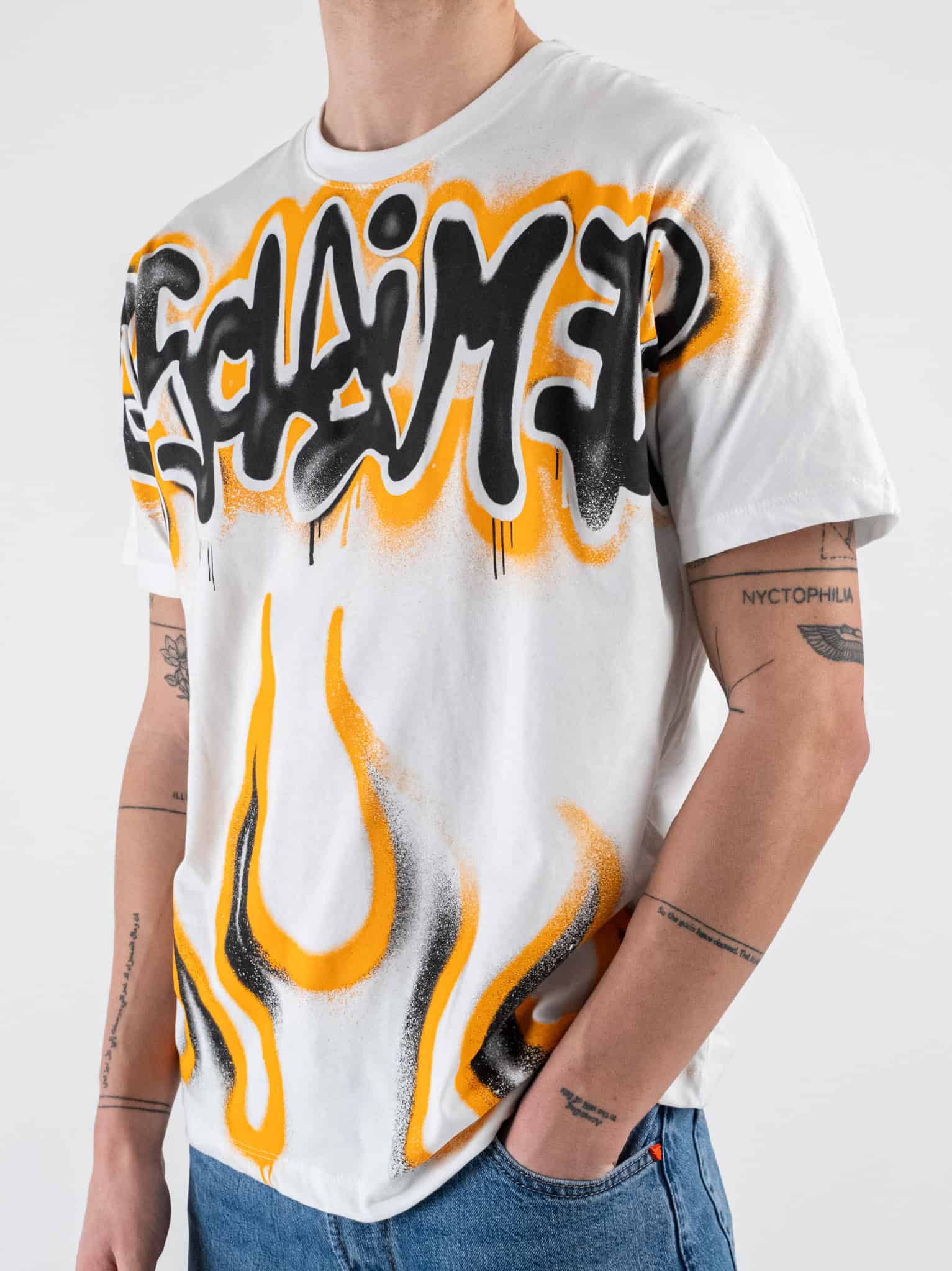 T-shirt DISCLAIMER stampa graffiti bianca - immagine 2