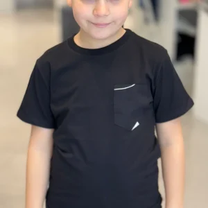 NEVER TOO - T-shirt nera con dettaglio sul taschino  bambino