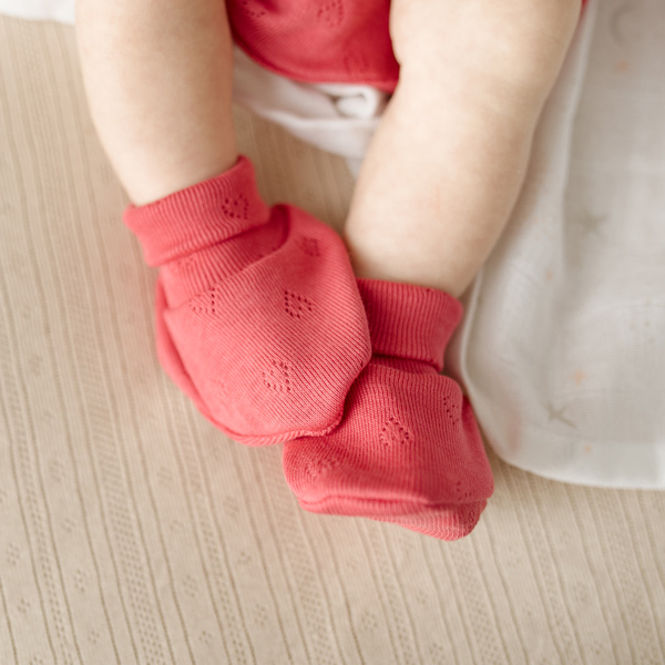 Babbucce traforate con cuori 100% cotone neonato fucsia