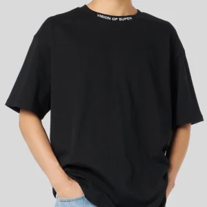 T-shirt VISION OF SUPER con logo e label metallica nera