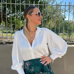Camicia in raso tinta unita con manica a sbuffo
