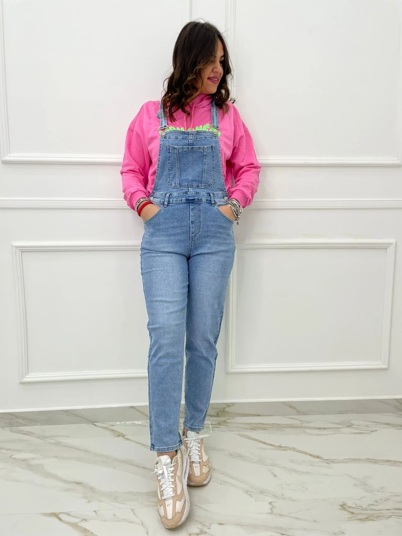 Salopette di jeans lavaggio chiaro - immagine 2