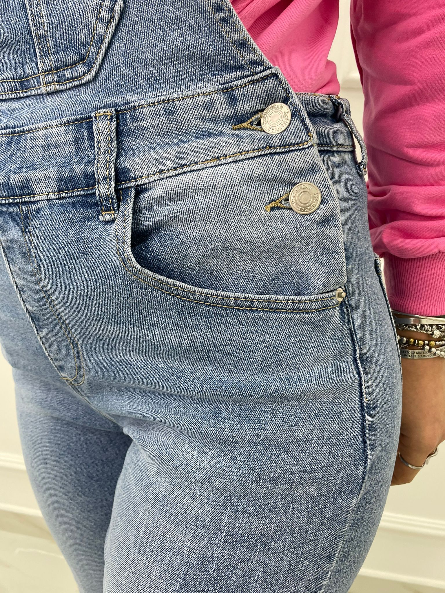 Salopette di jeans lavaggio chiaro - immagine 6