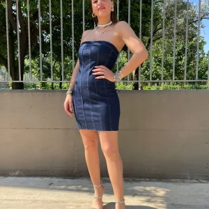 Vestitino di jeans lavaggio scuro con taglio laser