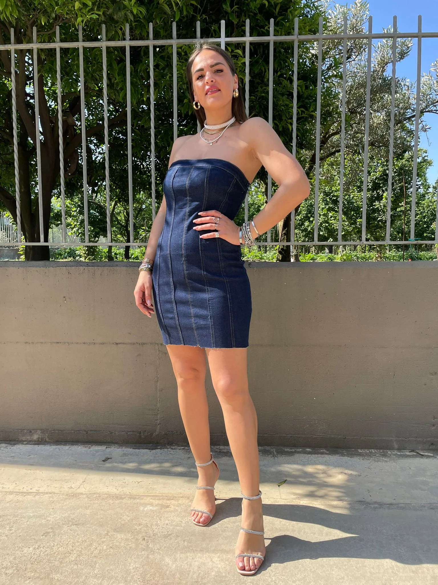 Vestitino di jeans lavaggio scuro con taglio laser - immagine 2