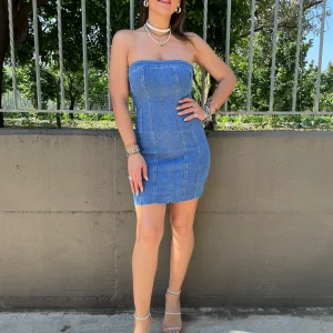 Vestitino di jeans lavaggio chiaro con taglio laser