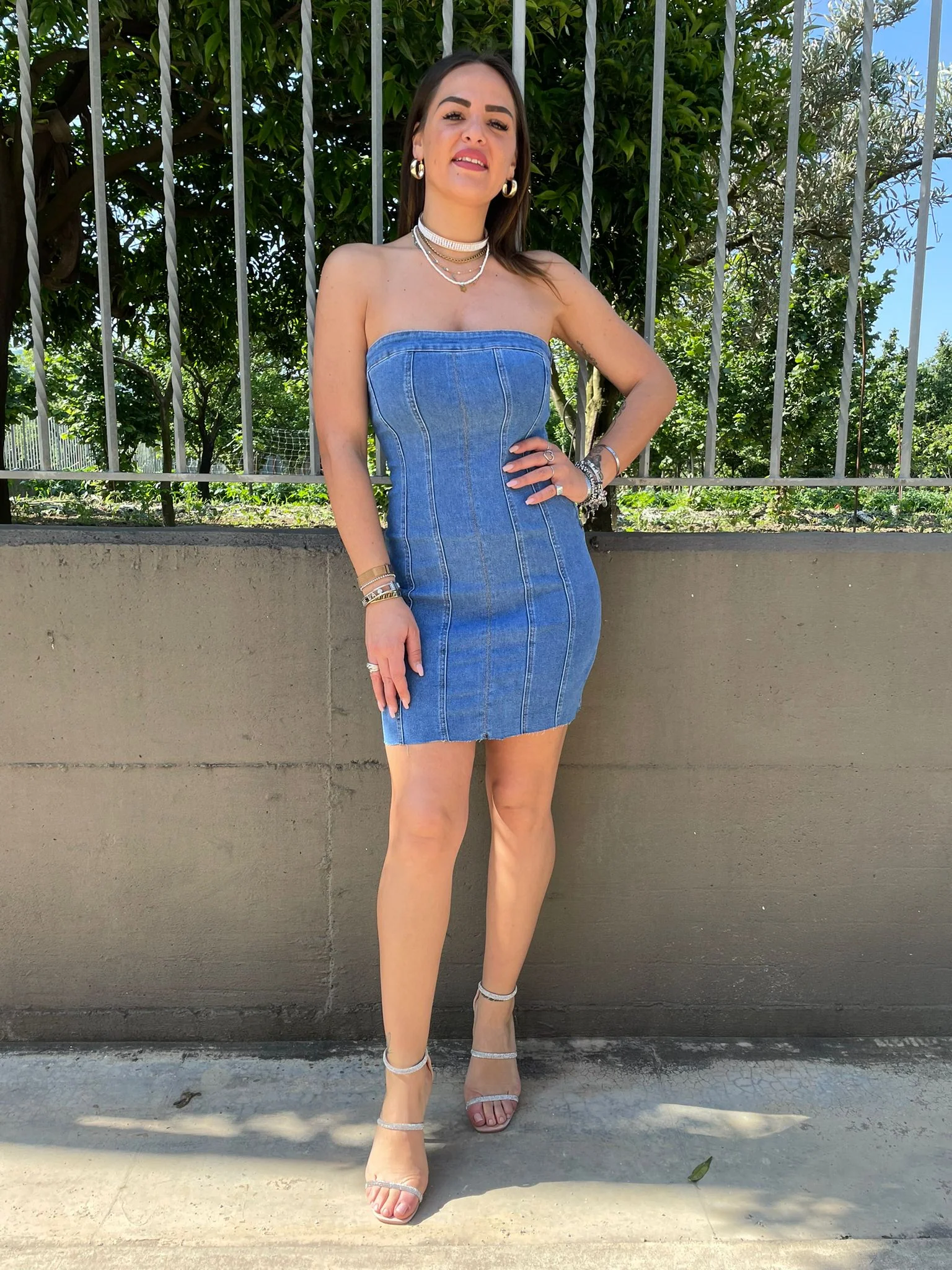 Vestitino di jeans lavaggio chiaro con taglio laser