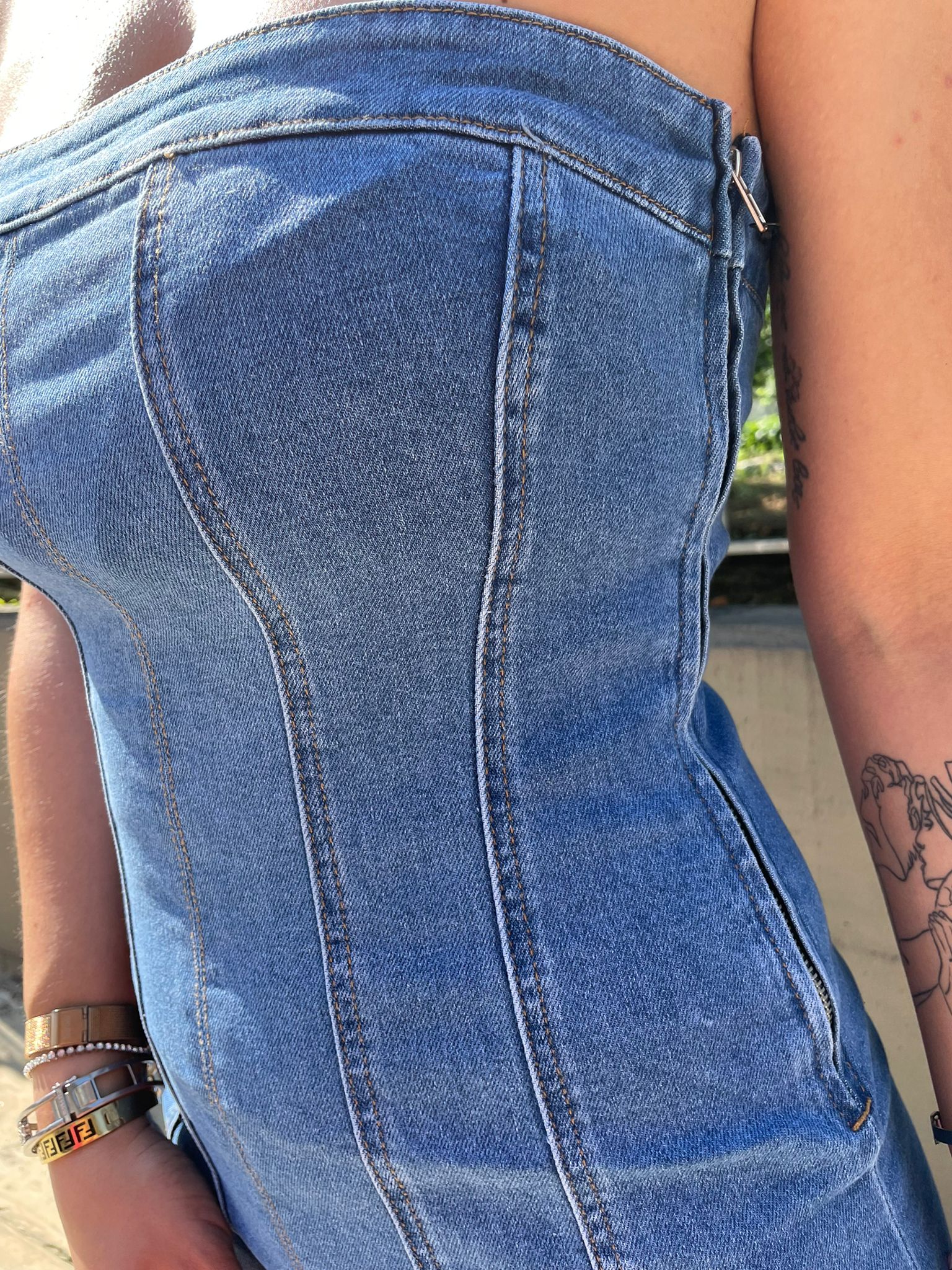 Vestitino di jeans lavaggio chiaro con taglio laser - immagine 4