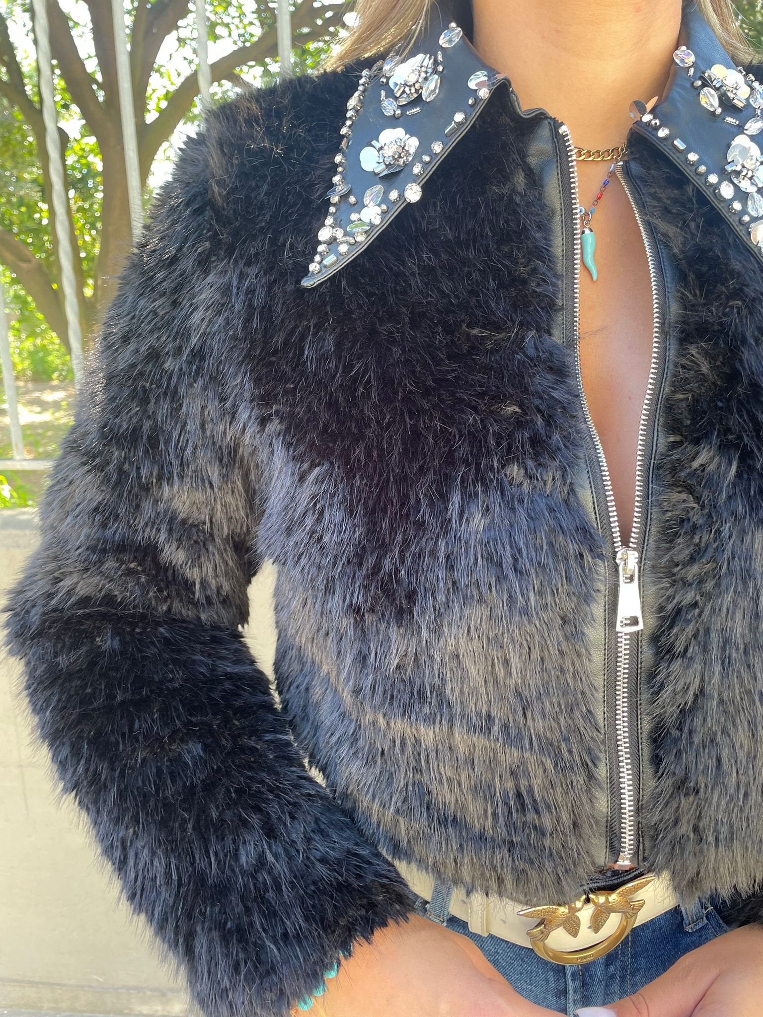 Pelliccia eco nera con zip e swarovski al collo - immagine 4