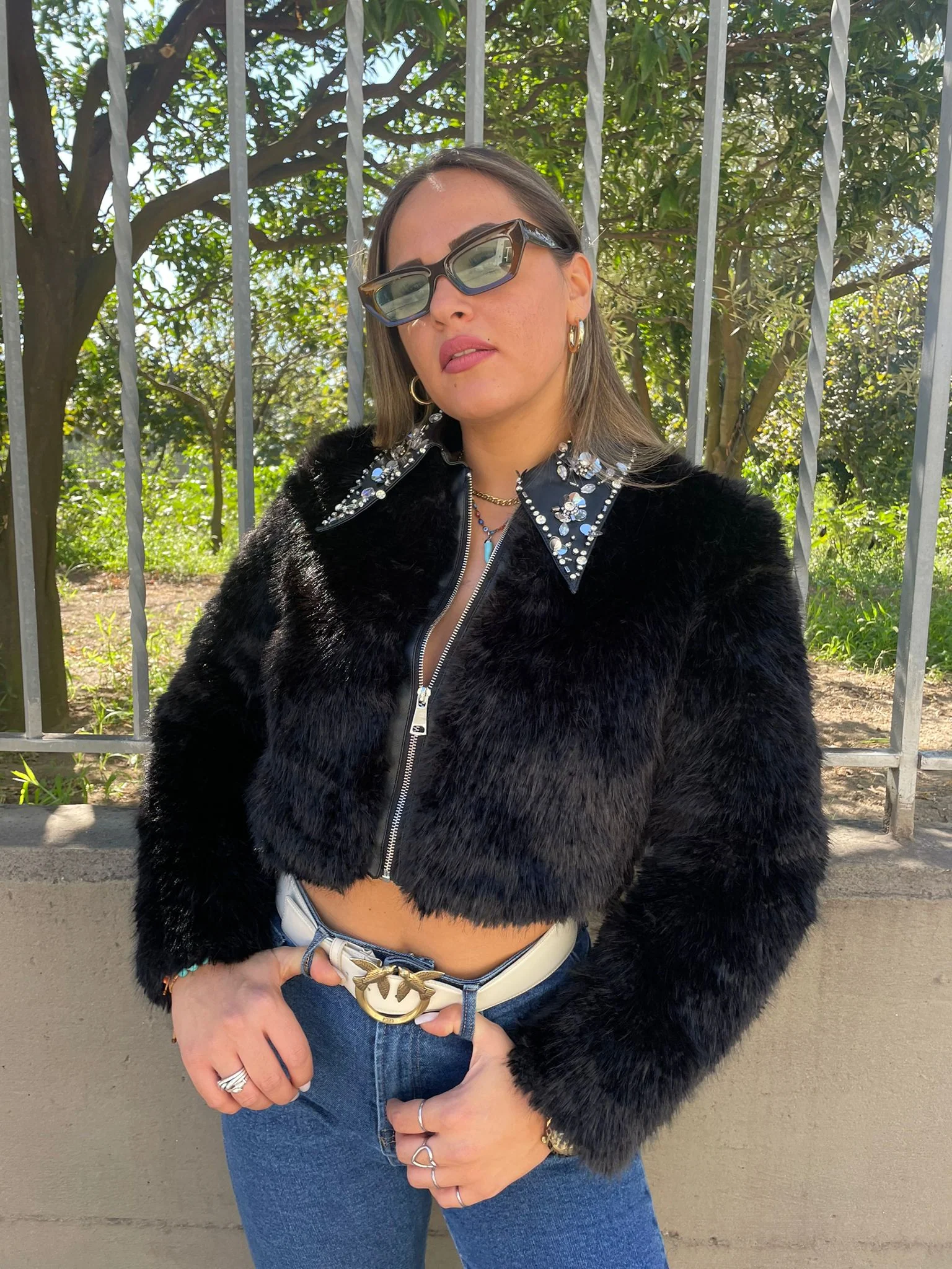 Pelliccia eco nera con zip e swarovski al collo - immagine 3