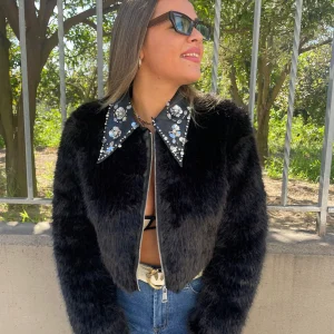 Pelliccia eco nera con zip e swarovski al collo