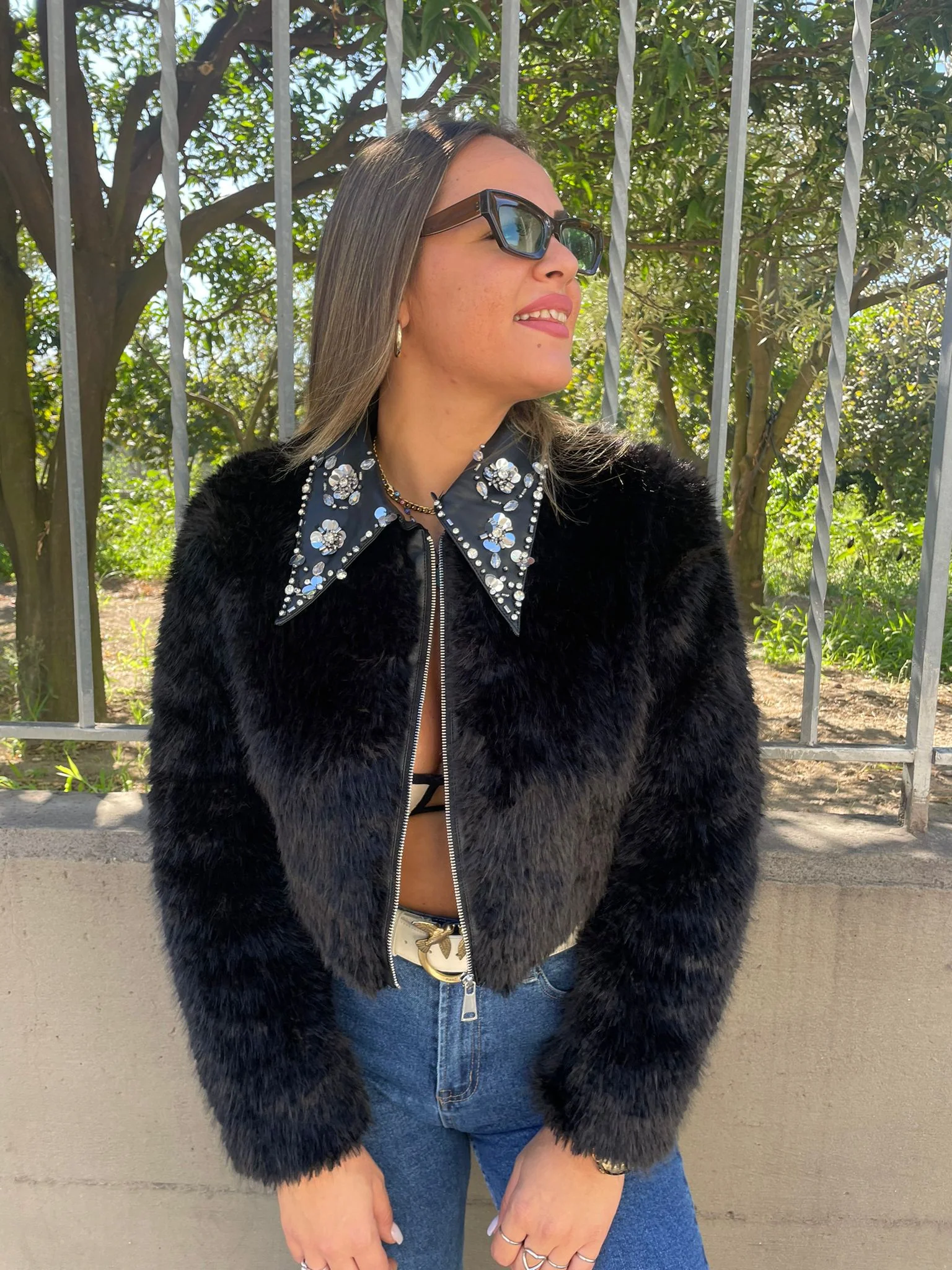 Pelliccia eco nera con zip e swarovski al collo - immagine 2