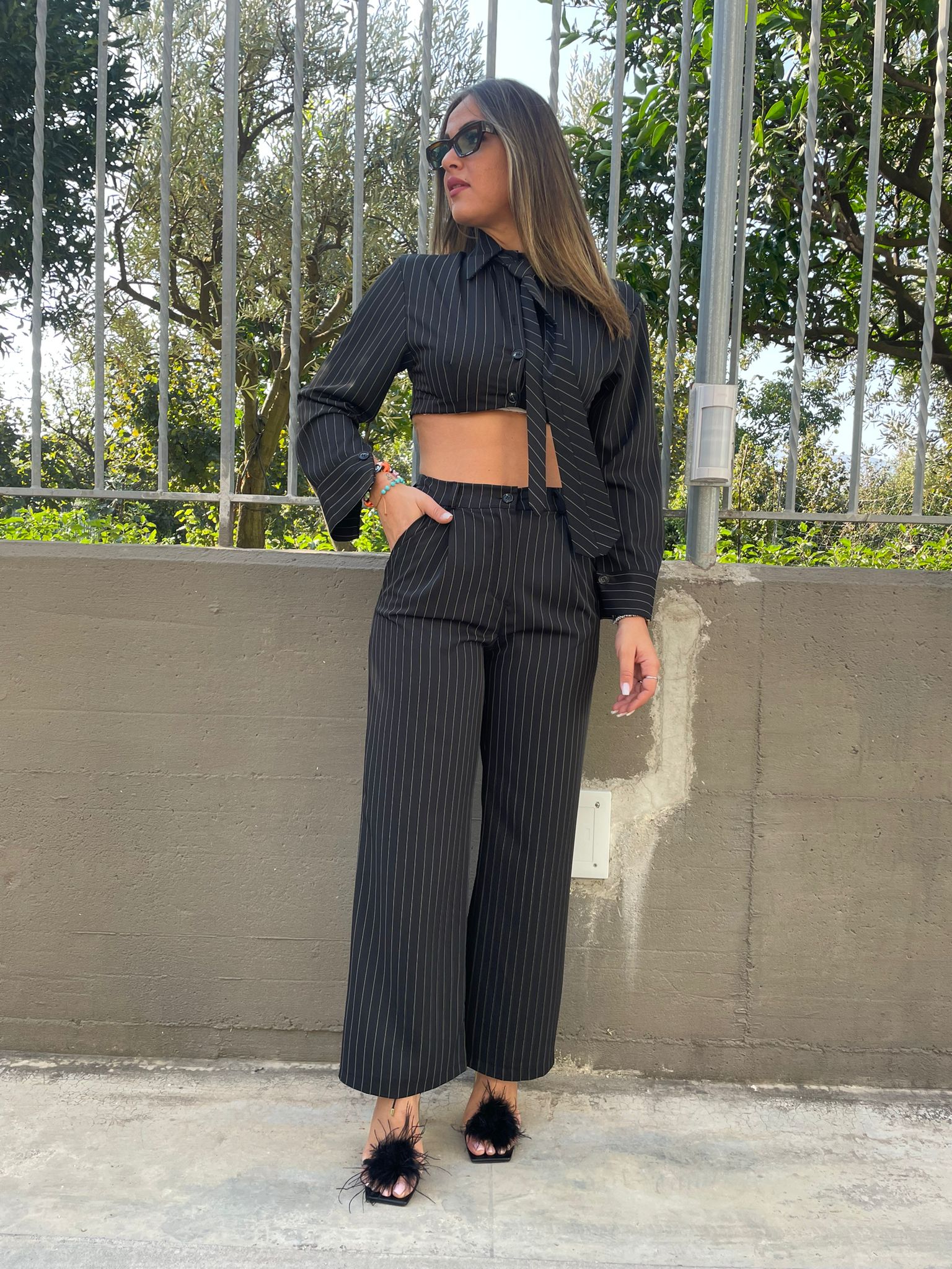 Coordinato 2 pezzi gessato con camicia crop e cravatta - immagine 3