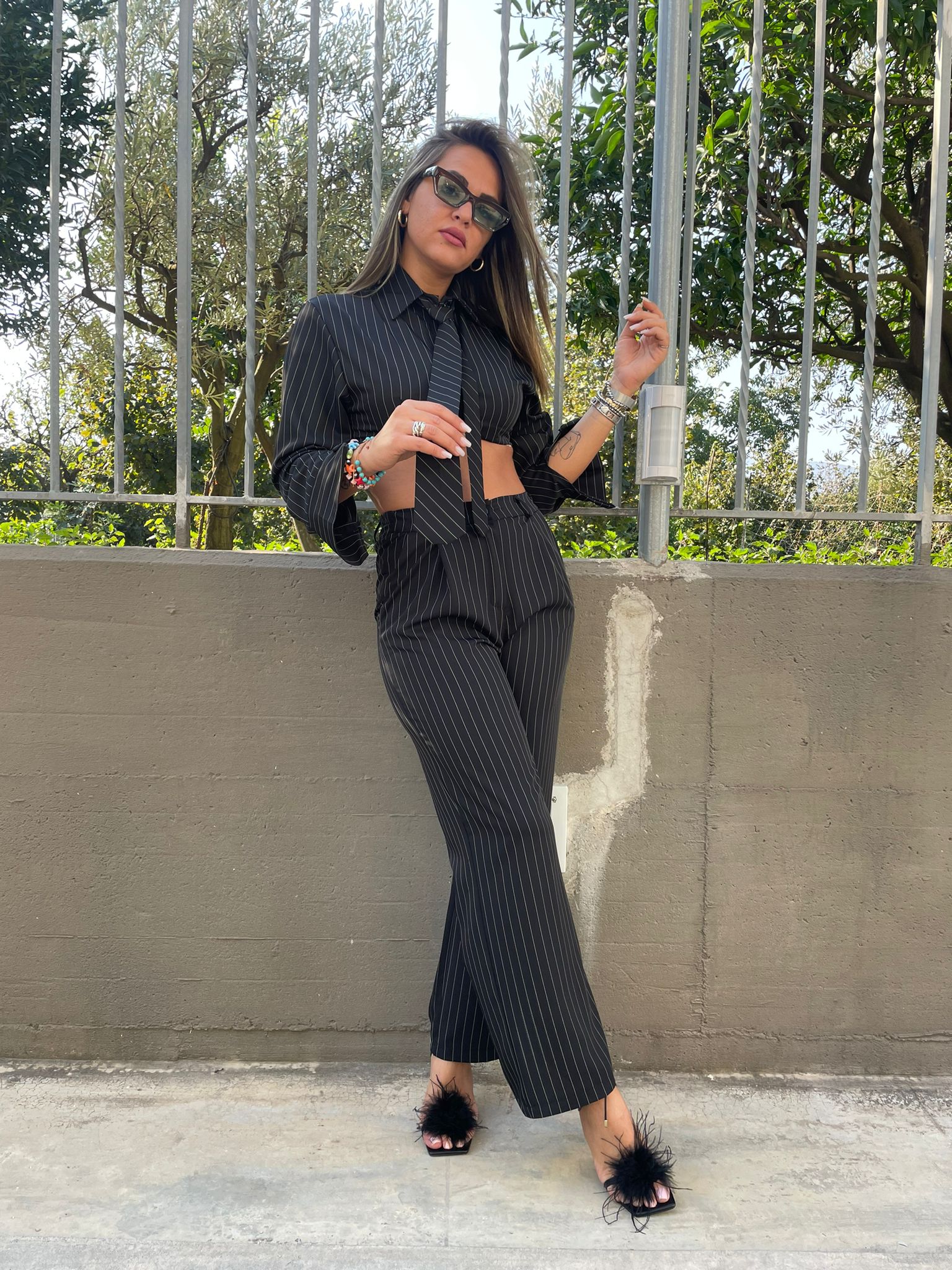 Coordinato 2 pezzi gessato con camicia crop e cravatta