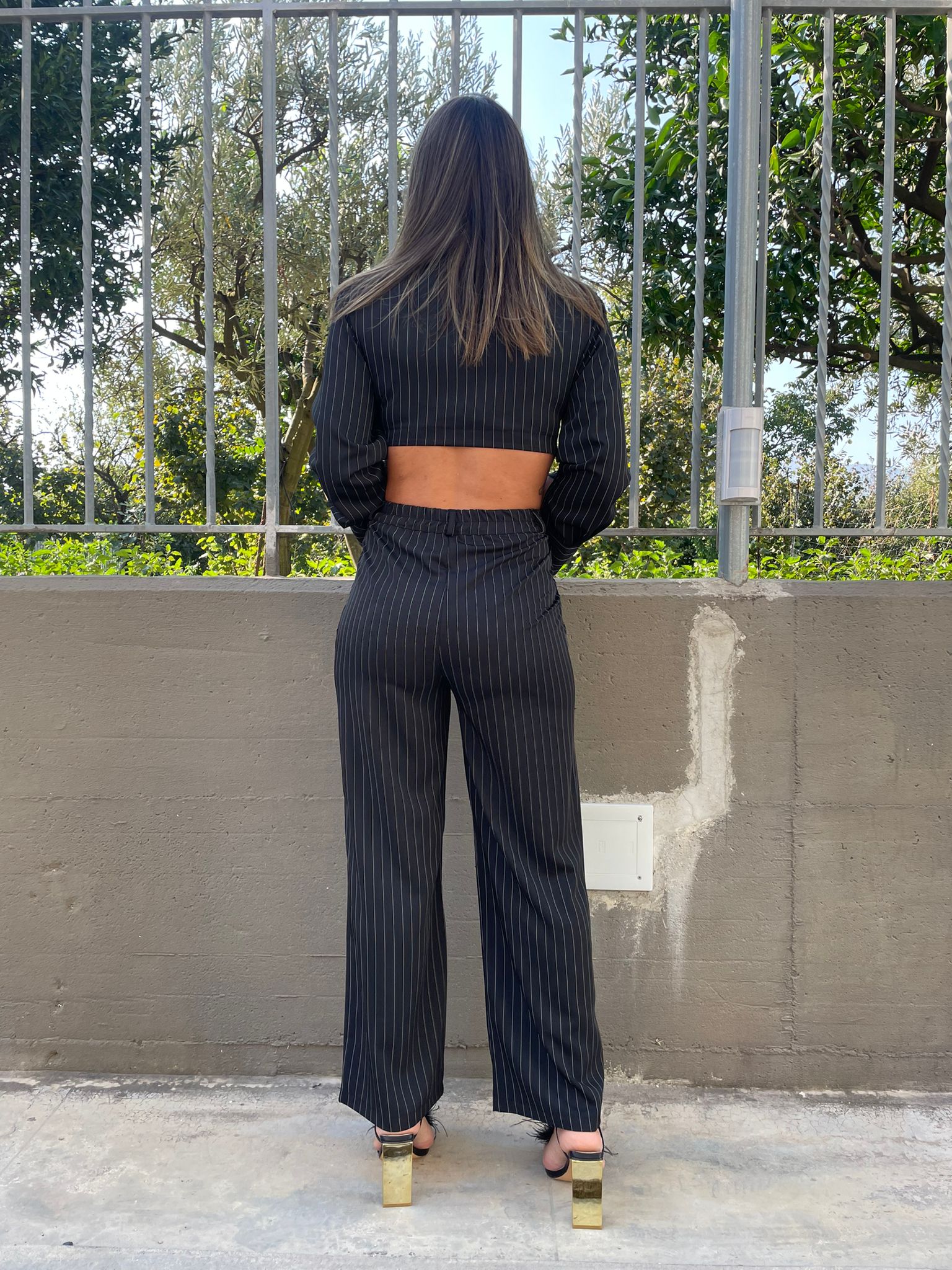 Coordinato 2 pezzi gessato con camicia crop e cravatta - immagine 4