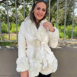 Pelliccia eco bianca con cintura