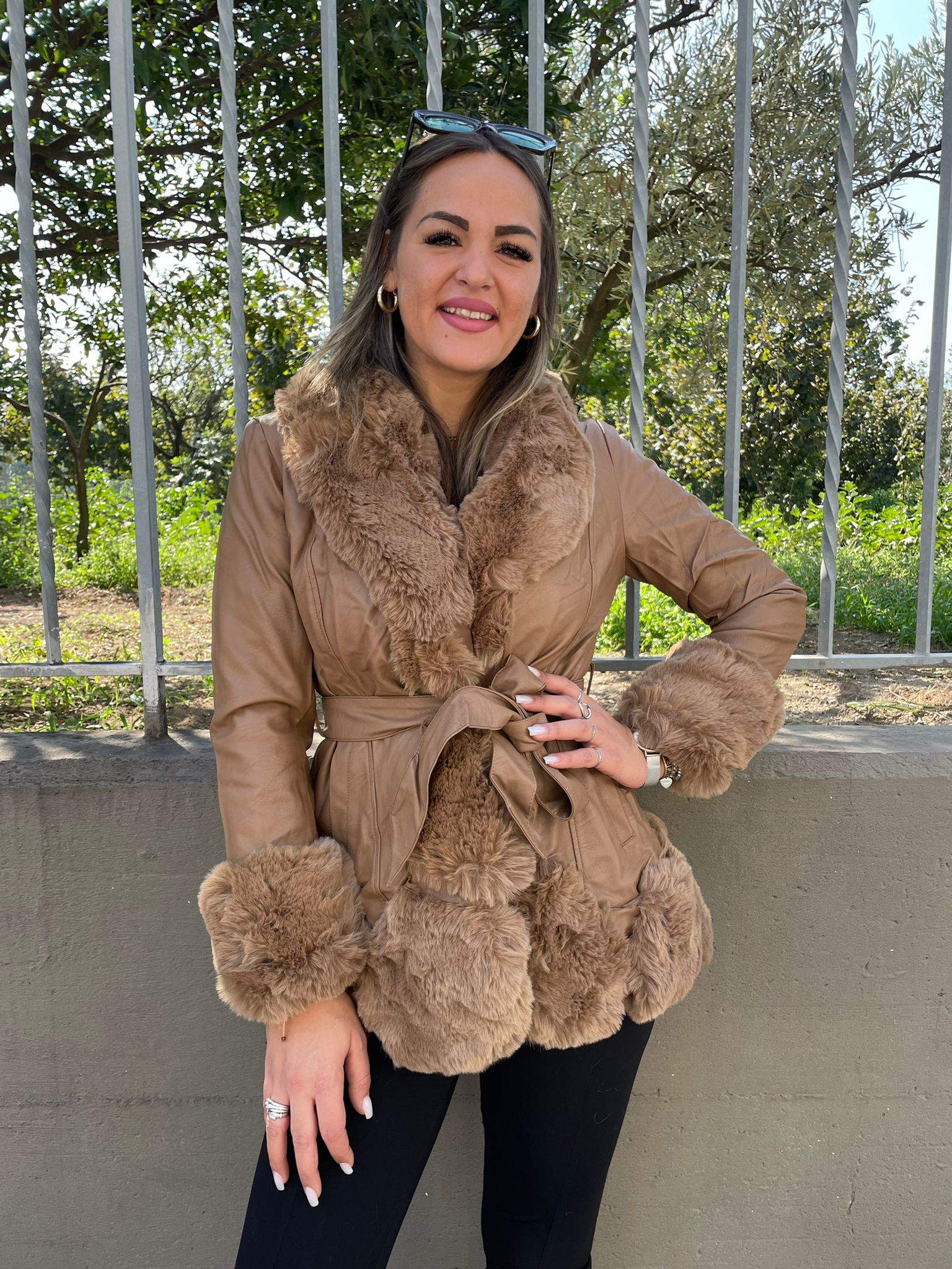 Pelliccia eco marrone con cintura - immagine 2