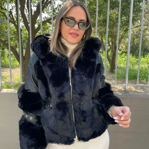 Pelliccia eco nera con inserti in eco pelle e cappuccio