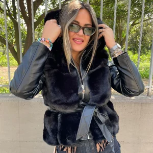 Pelliccia nera con maniche eco pelle