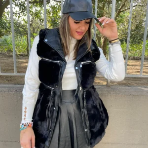 Pelliccia eco nera smanicata