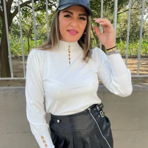 Maglia tinta unita mezzo collo con spalle a sbuffo