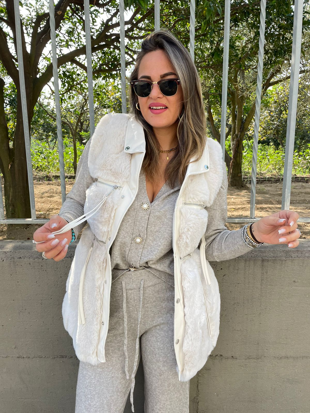 Pelliccia eco bianca smanicata - immagine 3