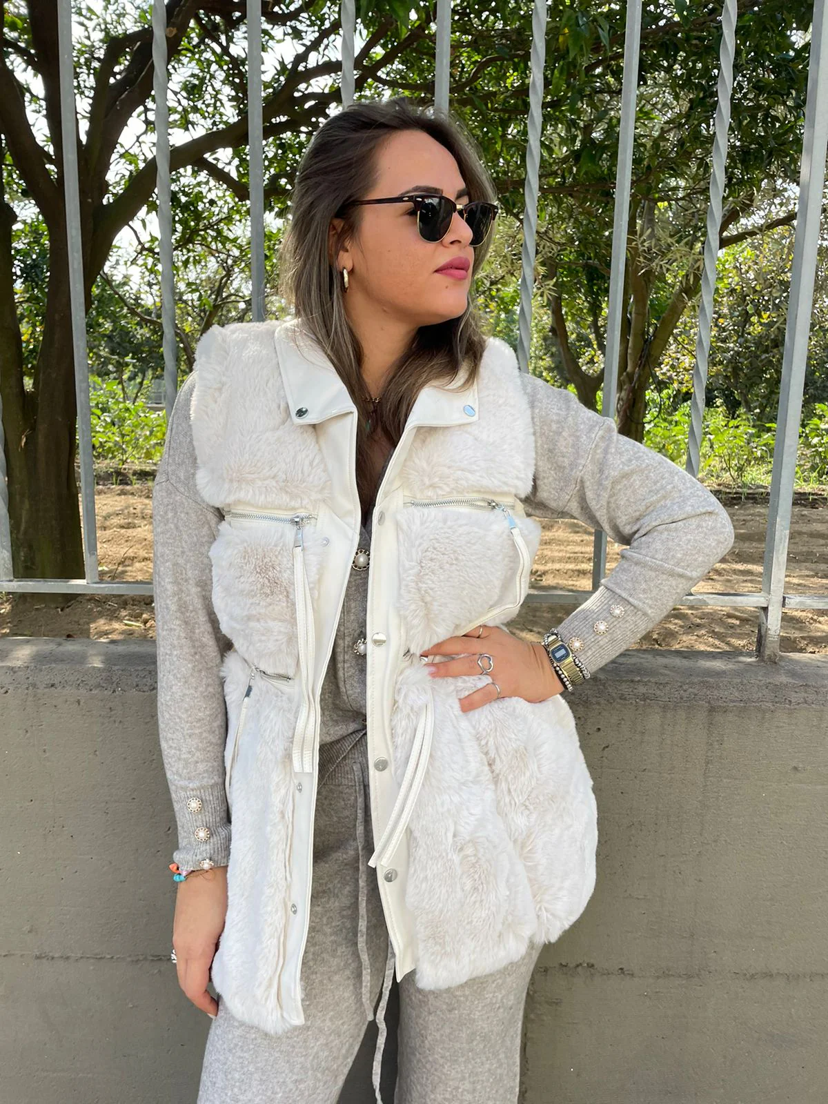 Pelliccia eco bianca smanicata - immagine 2