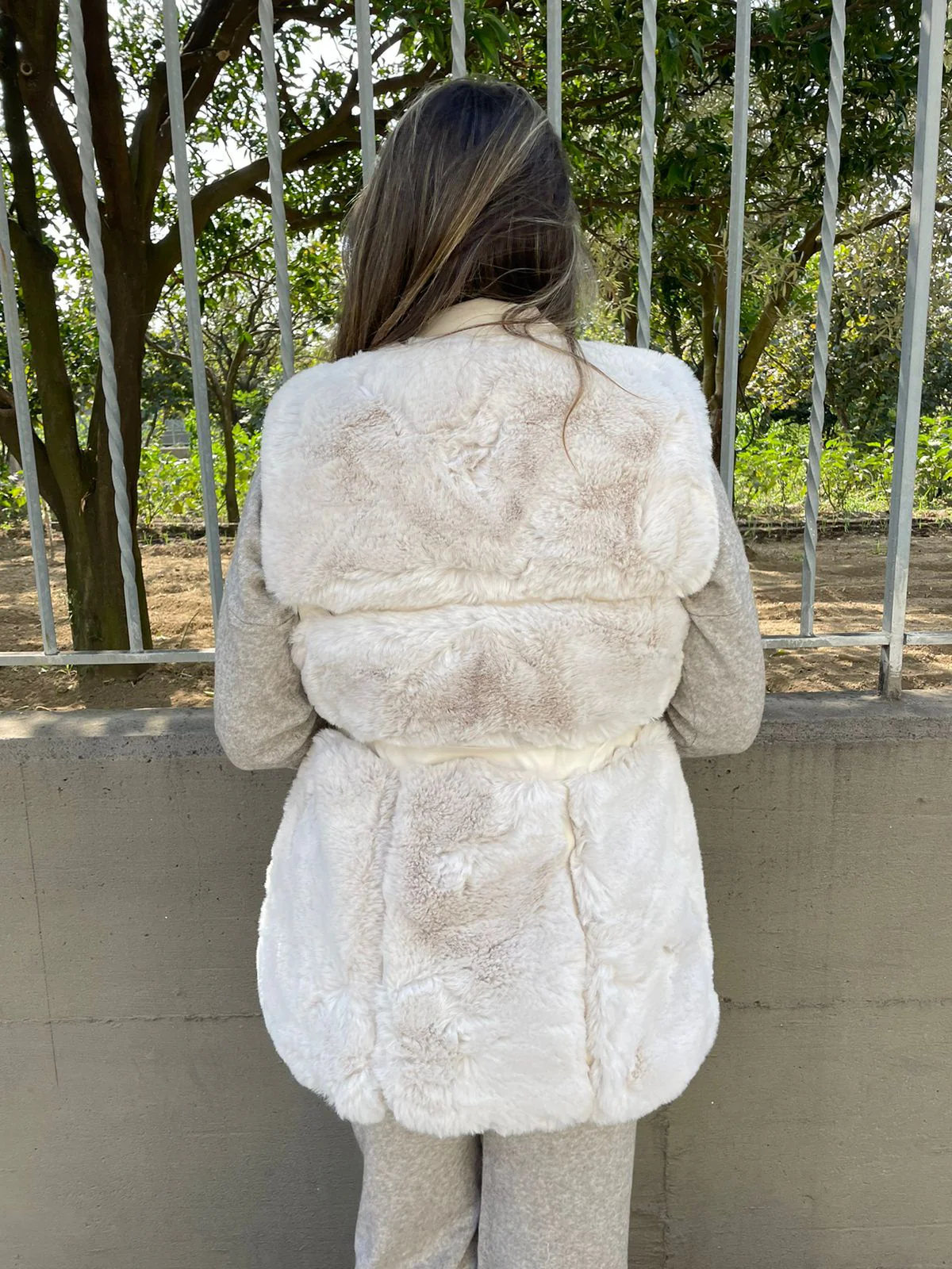 Pelliccia eco bianca smanicata - immagine 4