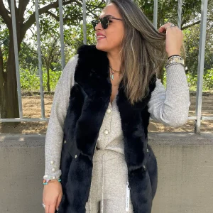 Pelliccia eco nera con tasche eco pelle