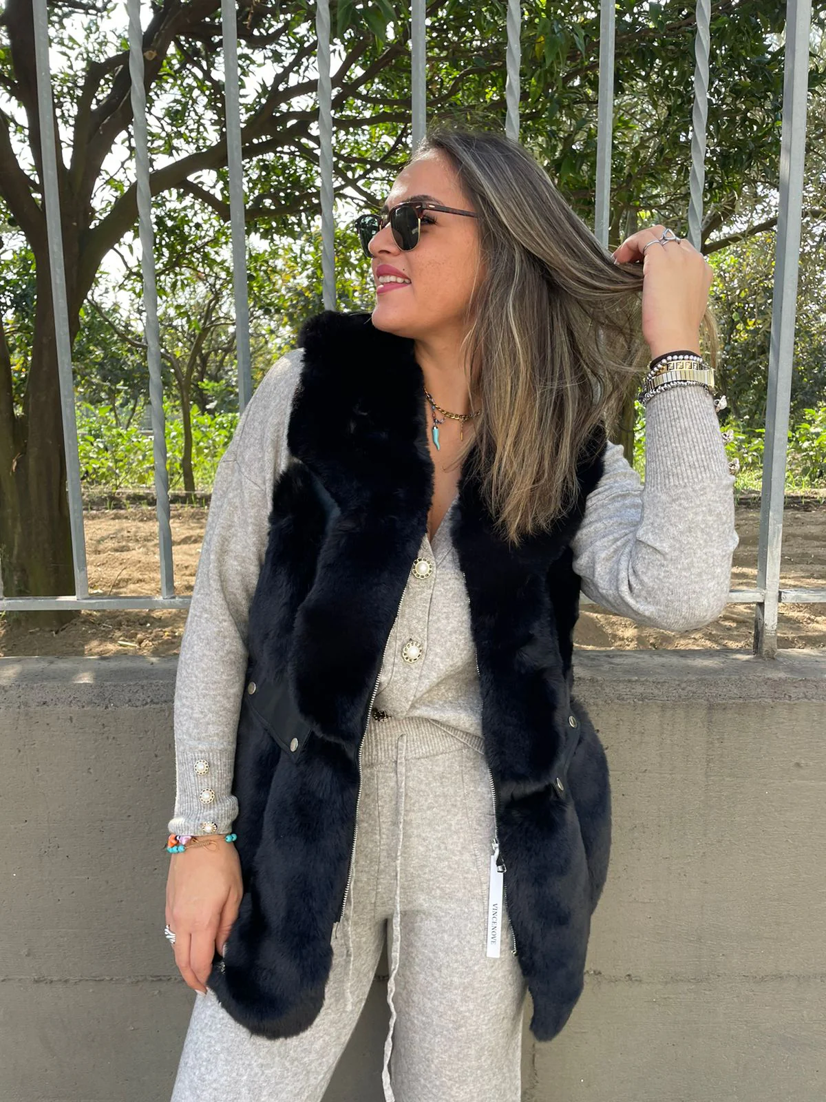 Pelliccia eco nera con tasche eco pelle - immagine 2