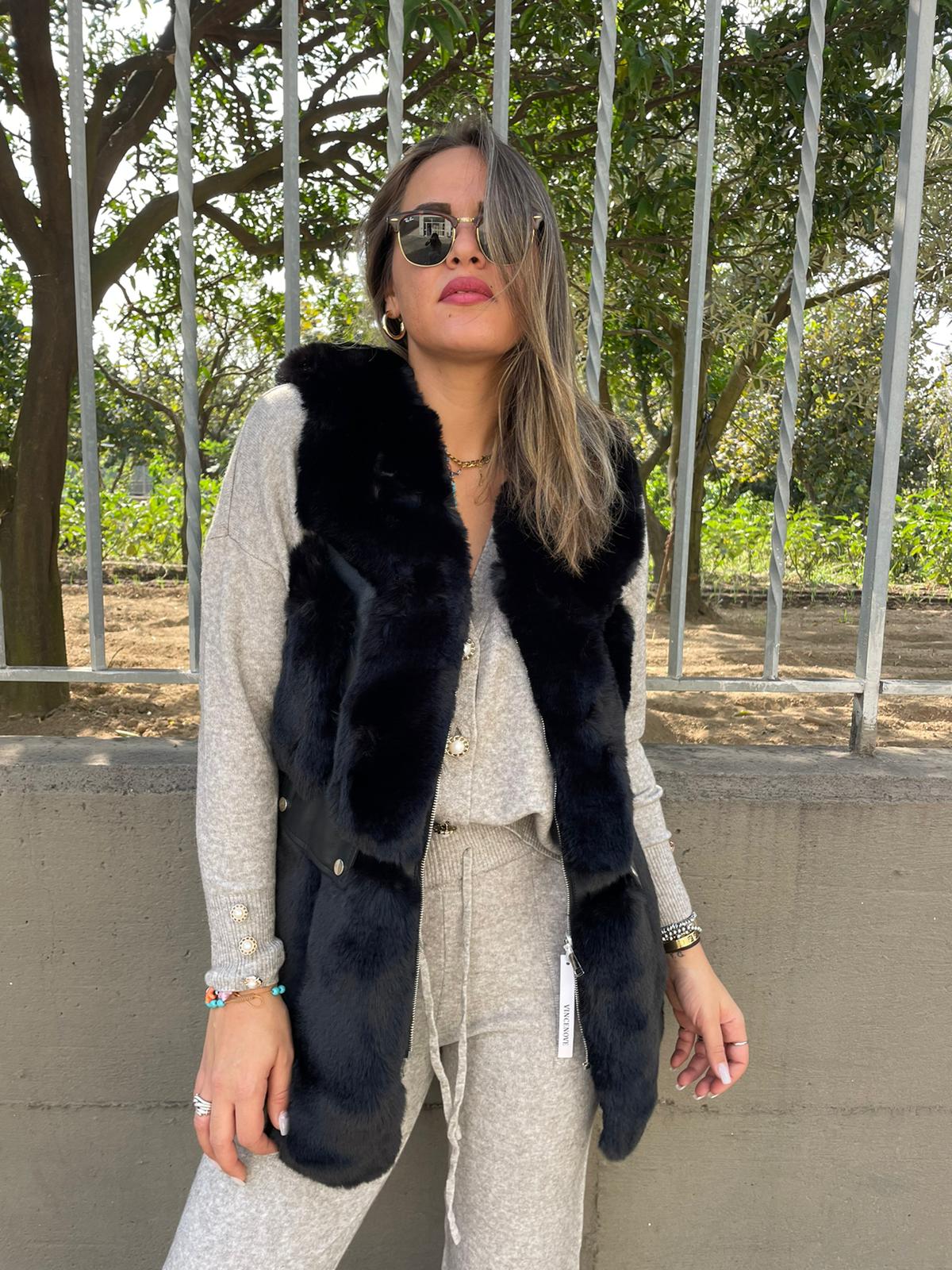 Pelliccia eco nera con tasche eco pelle - immagine 3