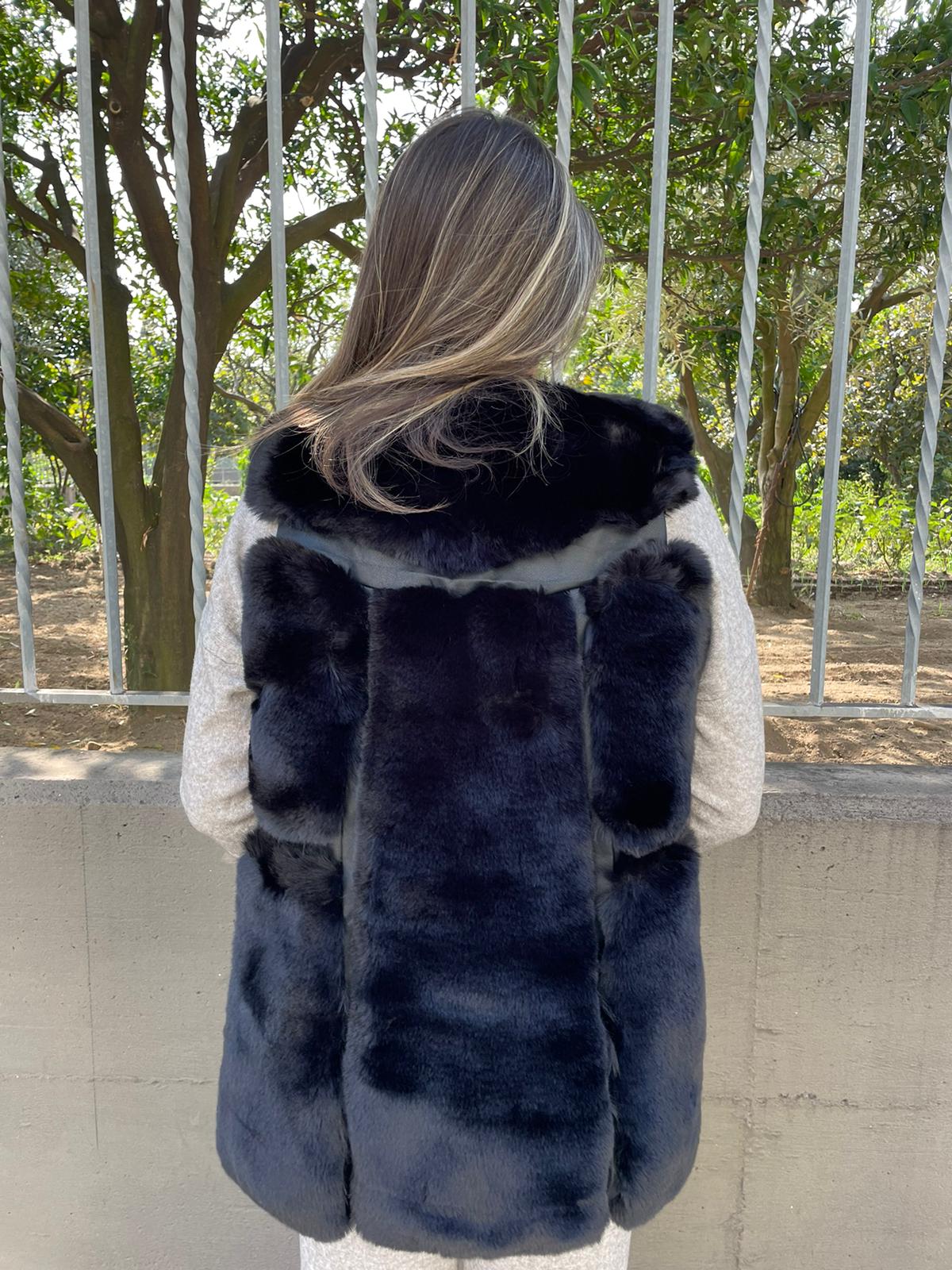 Pelliccia eco nera con tasche eco pelle - immagine 4