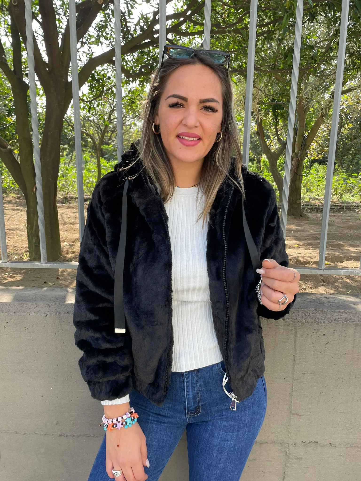 Pelliccia eco tinta unita con cappuccio e zip - immagine 9