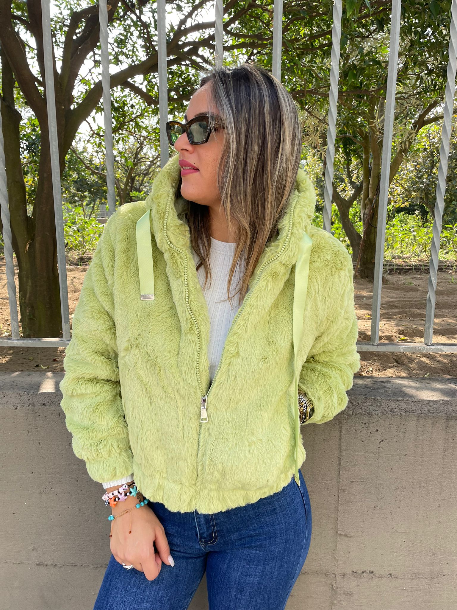 Pelliccia eco tinta unita con cappuccio e zip - immagine 5