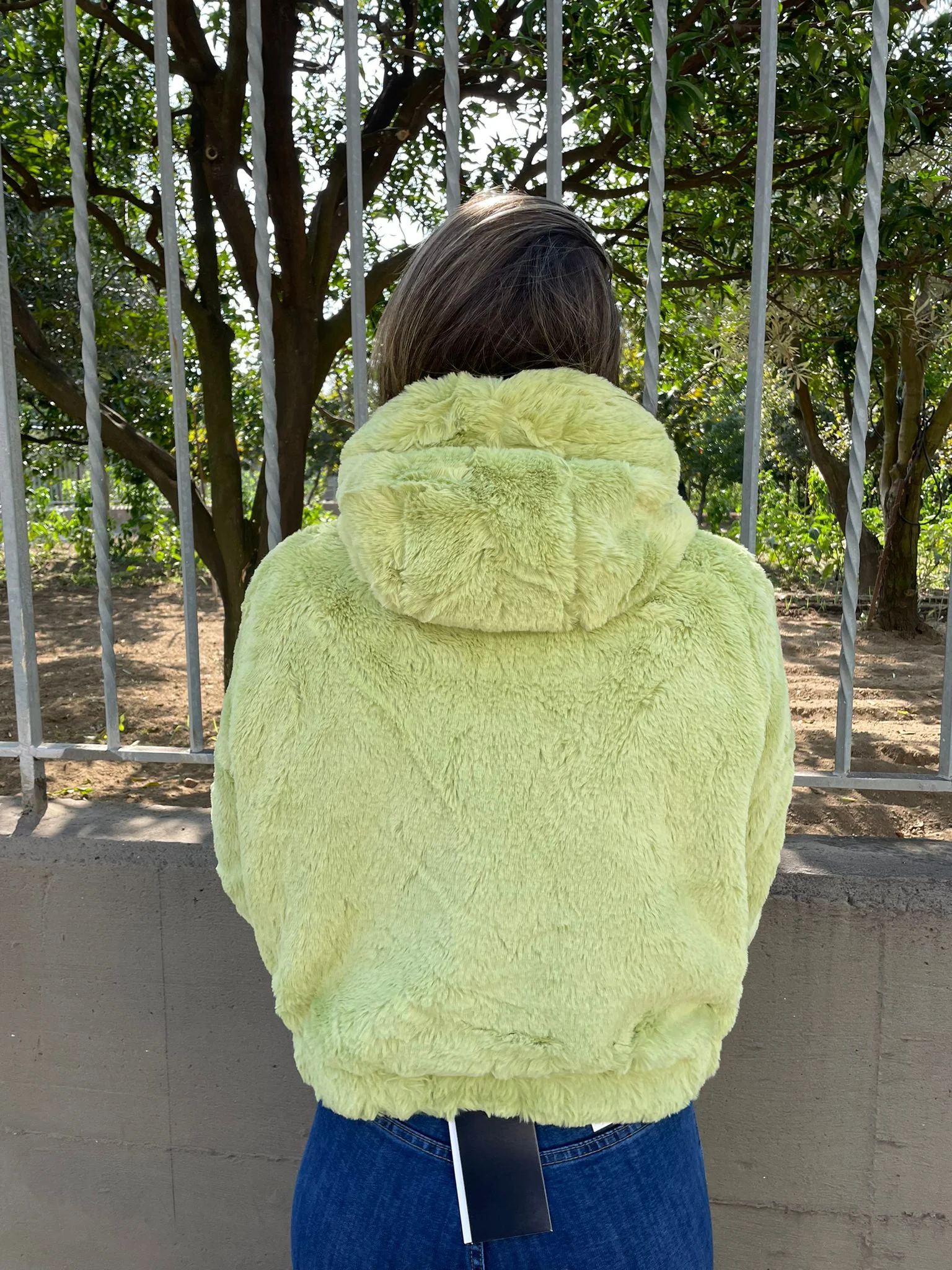 Pelliccia eco tinta unita con cappuccio e zip - immagine 7