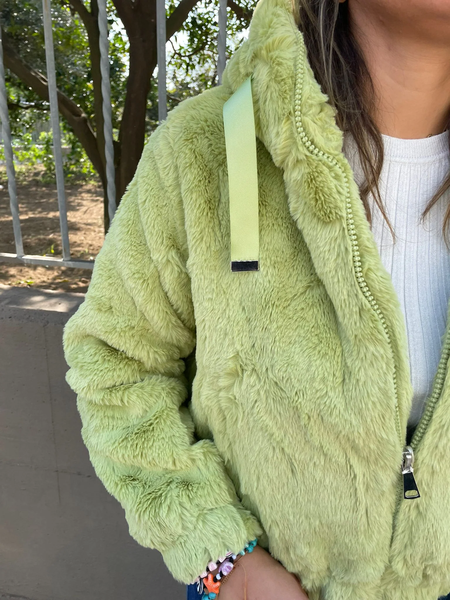 Pelliccia eco tinta unita con cappuccio e zip - immagine 8