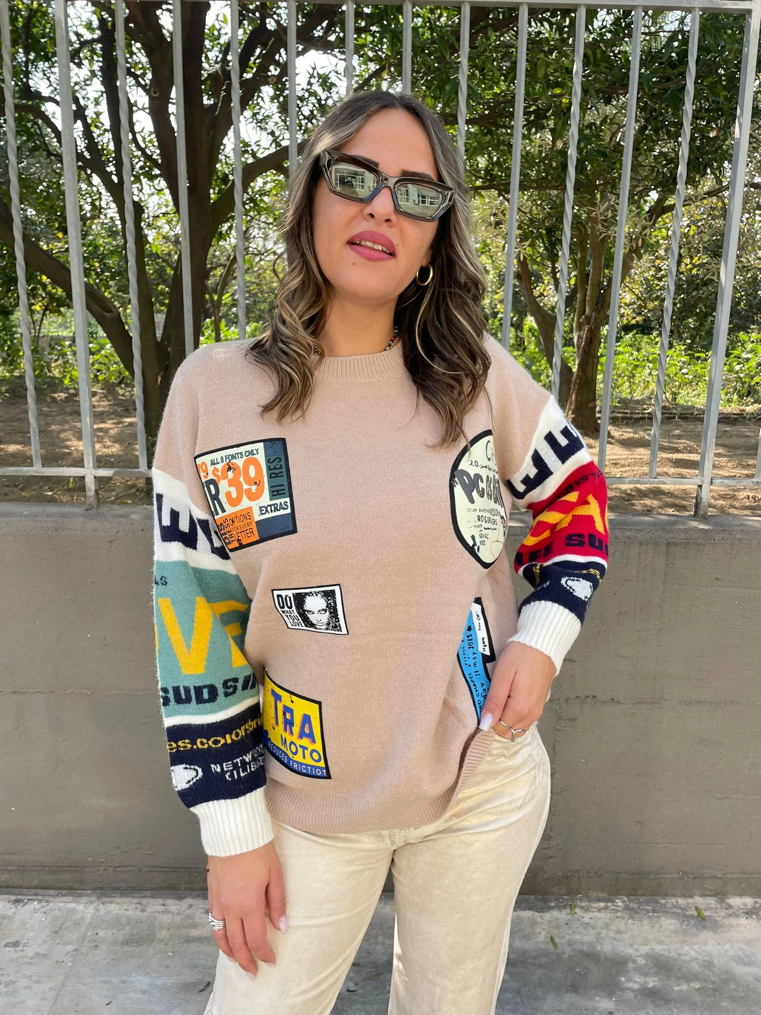 Maglione giro collo con stampe colorate - immagine 8