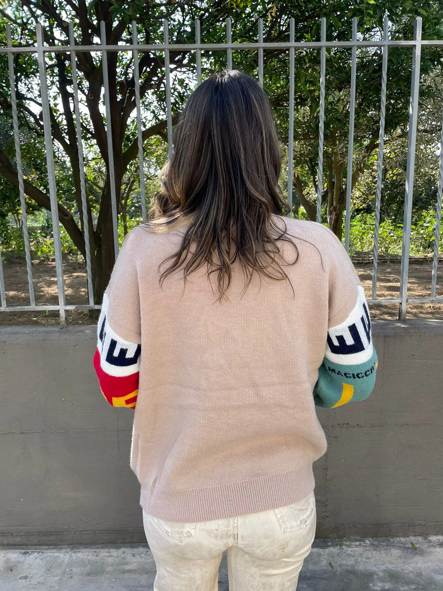 Maglione giro collo con stampe colorate - immagine 9