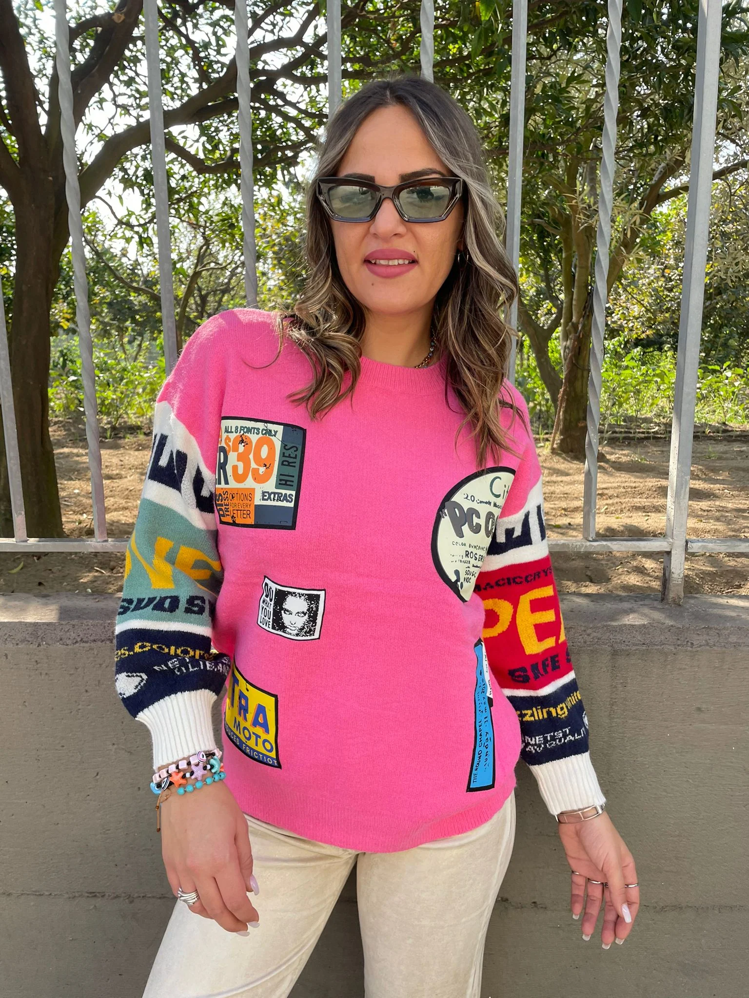 Maglione giro collo con stampe colorate - immagine 2