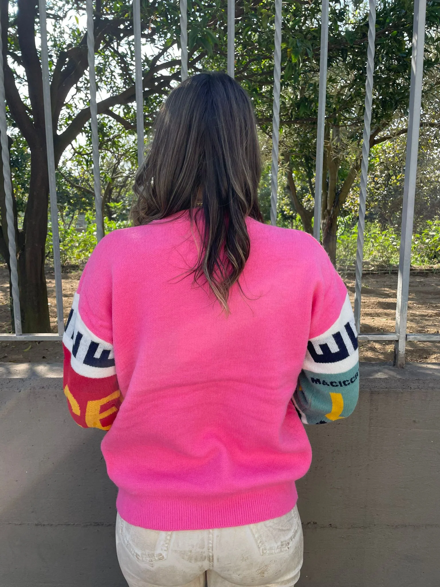 Maglione giro collo con stampe colorate - immagine 3